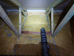 Zateplení stropu novostavby rodinného domu pomocí foukané izolace